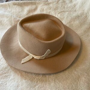 100% wool cowgirl style Gap Hat beige color size M/L